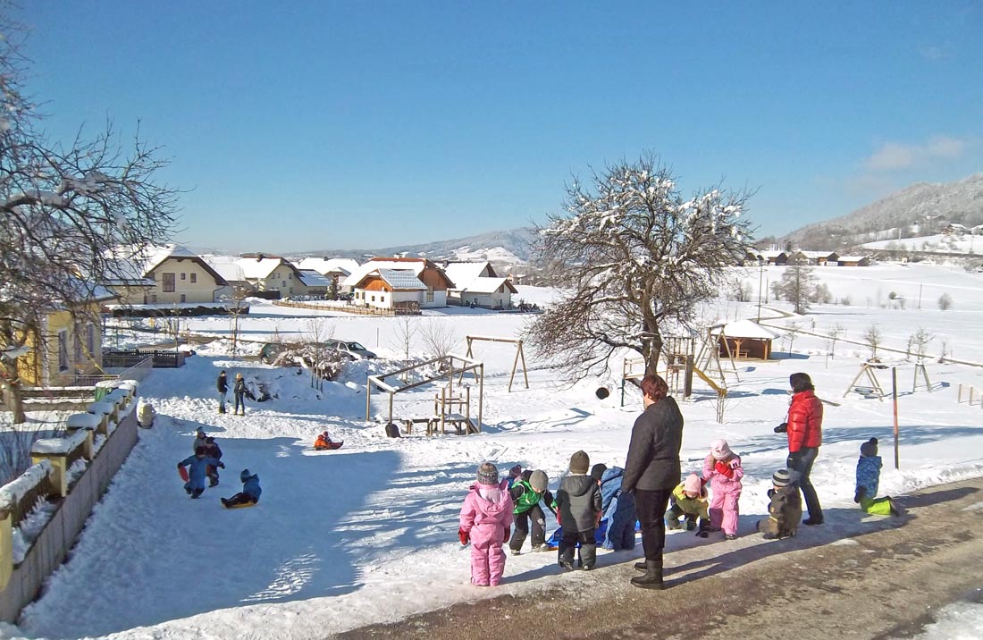 Unser "Garten und Spielplatz im Winter Familienurlaub, Urlaub mit Kindern, Österreich, Winter